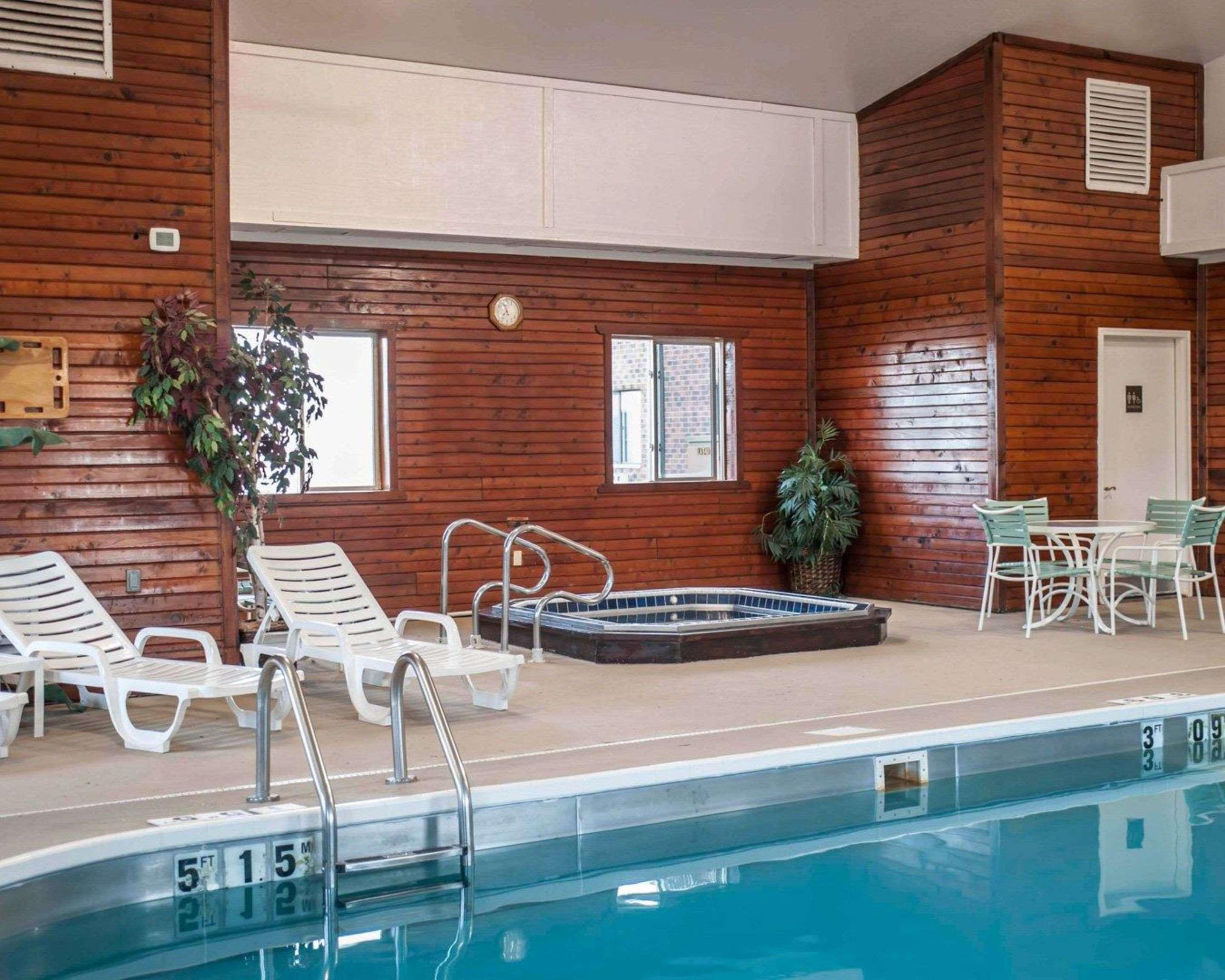 Quality Inn & Suites Boonville - Columbia エクステリア 写真