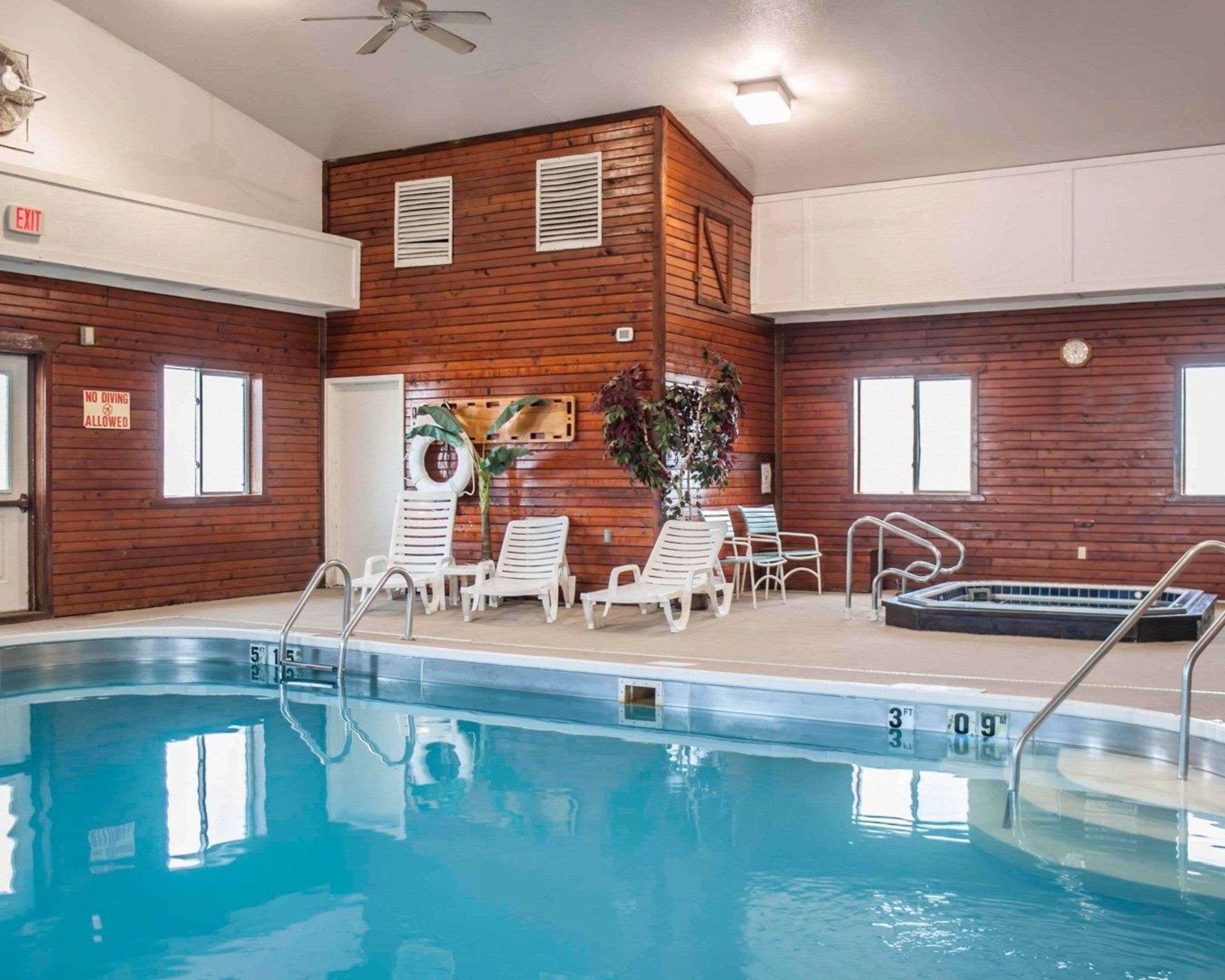 Quality Inn & Suites Boonville - Columbia エクステリア 写真